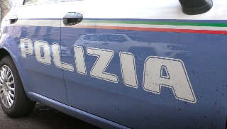 Aggredisce un’anziana per rubarle il carrello della spesa: arrestato